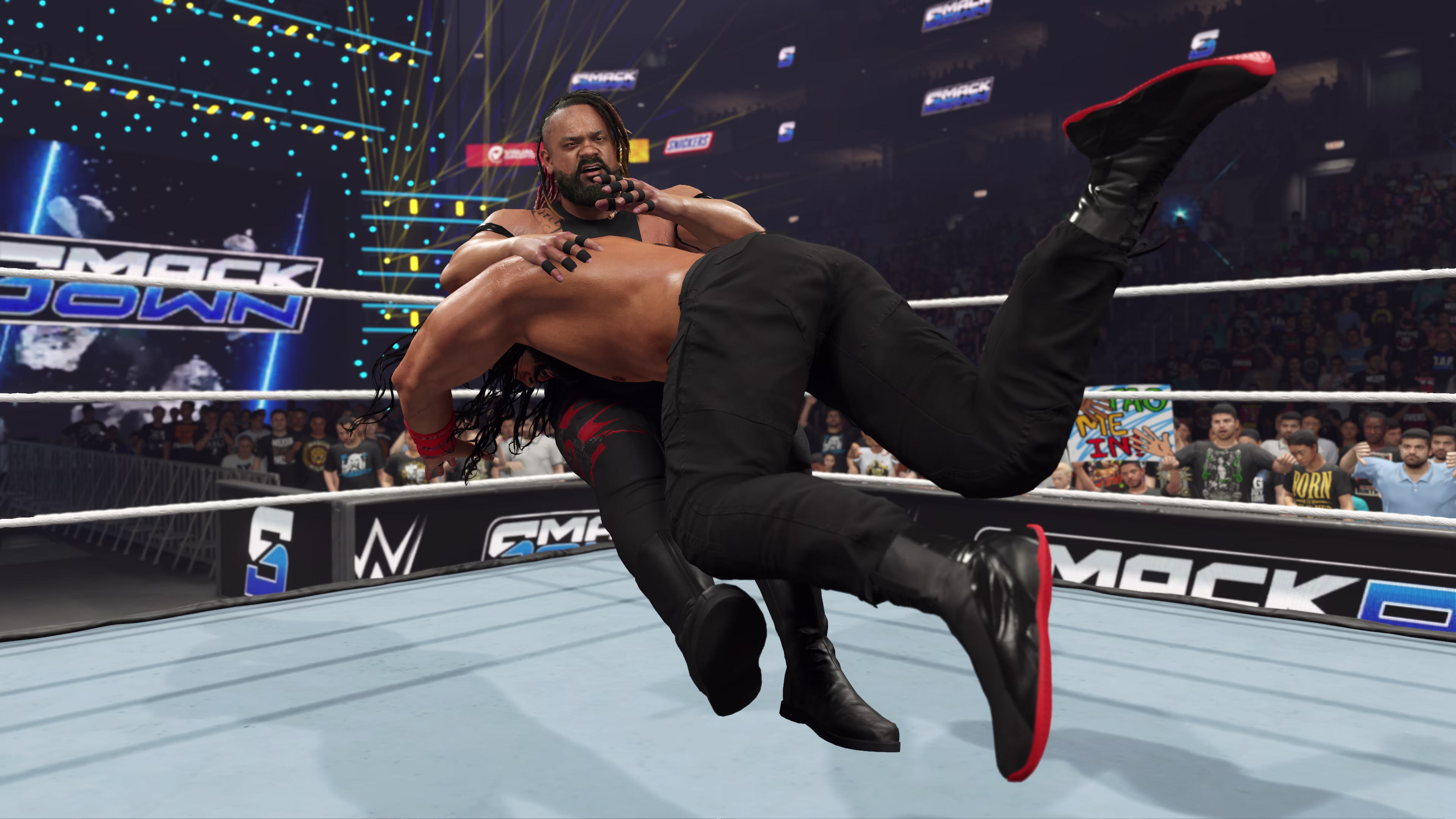 Roman Reigns Spears Jacob Fatu Cuma gecesi WWE 2K25'te şaplak aşağı