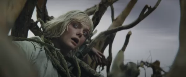 Weyland Yutani Logo Predator အတွက် Elle Fanning ၏မျက်လုံးများ - Badlands