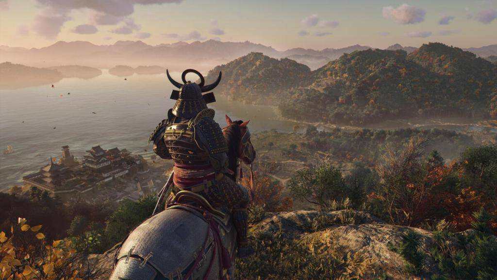 Yasuke xem một vista bờ biển trên núi của mình, hình ảnh từ Trung tâm báo chí Ubisoft